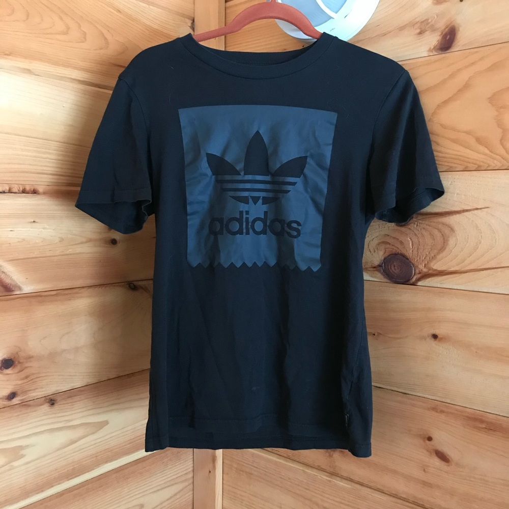 ❌SOLD❌ BLACK ADIDAS LOGO SPELL-OUT CLASSIC GRAPHIC TEE - Picture 1 of 4